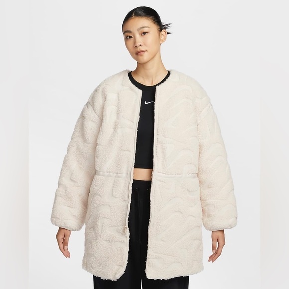 Nike Sportswear
Women's Loose Jacket - Picture 2 of 13